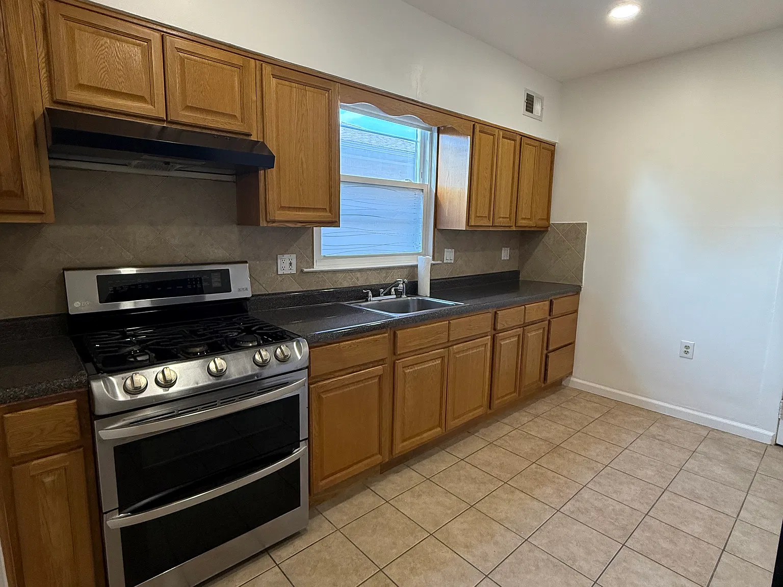 3 bed, 1100 sqft, $2,750 — Photo 2