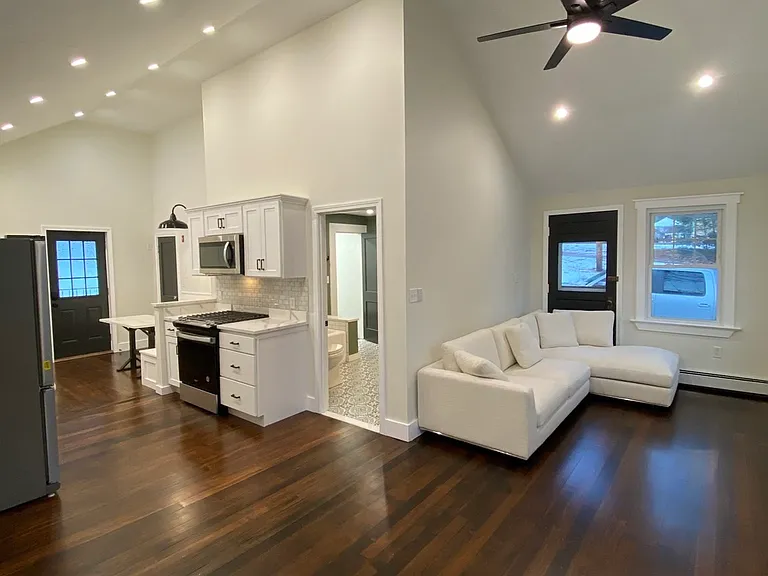 64 Manning St — Photo 2