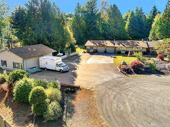 3rd image of 7111 Lovely Ln NE