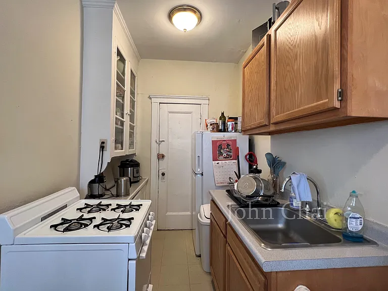 64 Woodstock Ave #14 — Photo 7