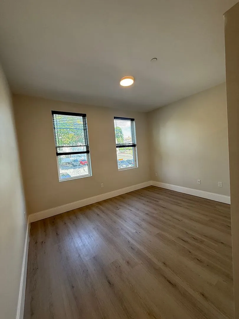 Modern Studio Near Downtown — Photo 3