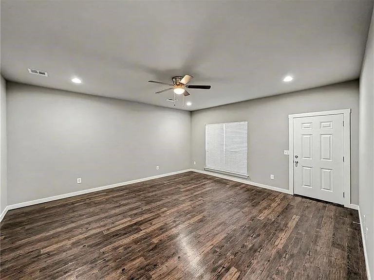 862 Oakwood Ln — Photo 6