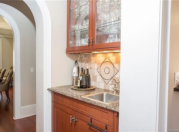 5th image of 450 Greywalls Ln