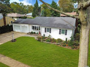 105 Bayberry Ave, Garden City, NY 11530