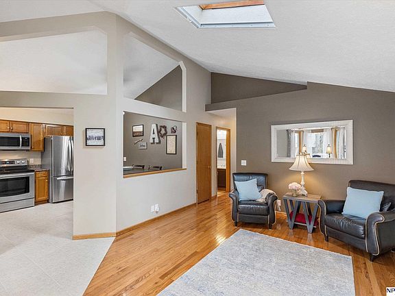 4th image of 10627 Laurel Ave