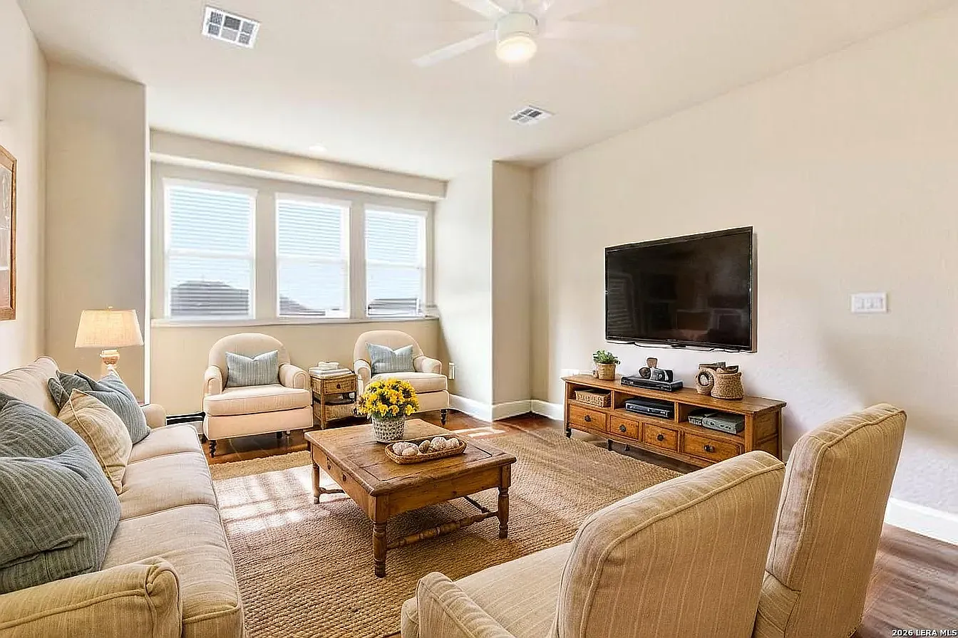 4 bed, 2.5 bath, 2809 sqft, $2,800 — Photo 4