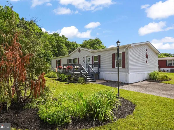700 Cassel Rd Trailer 146, Manchester, PA 17345