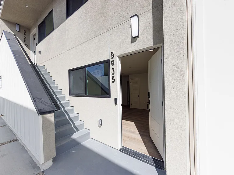 5933 Comey — Photo 37