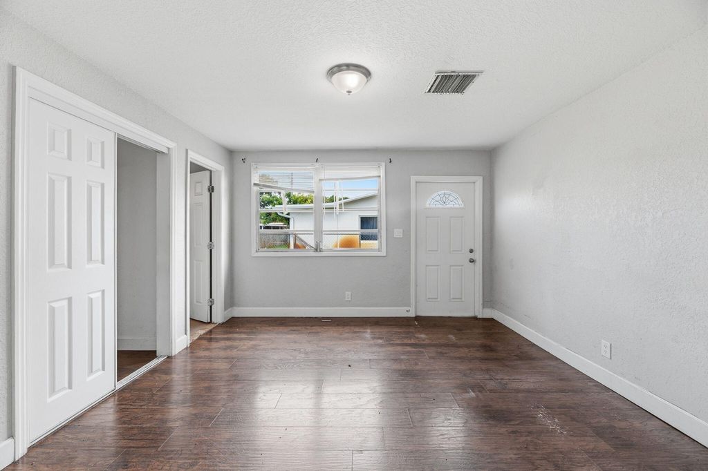 1640 NE 32ND Place, photo 8