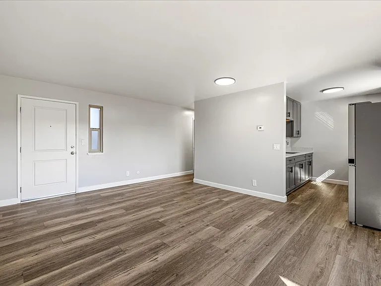 Plaza Apartments — Photo 5