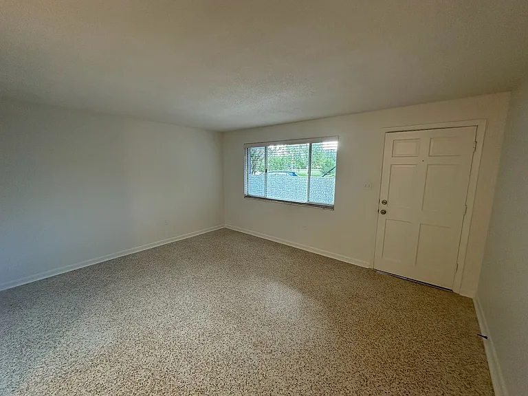 3200 Fairway Ln — Photo 3