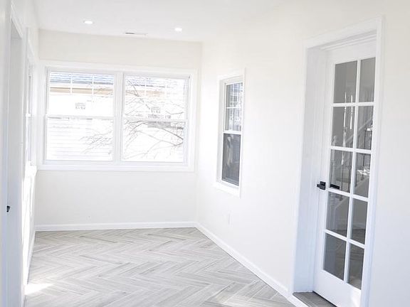 4th image of 301 Laurel Ave