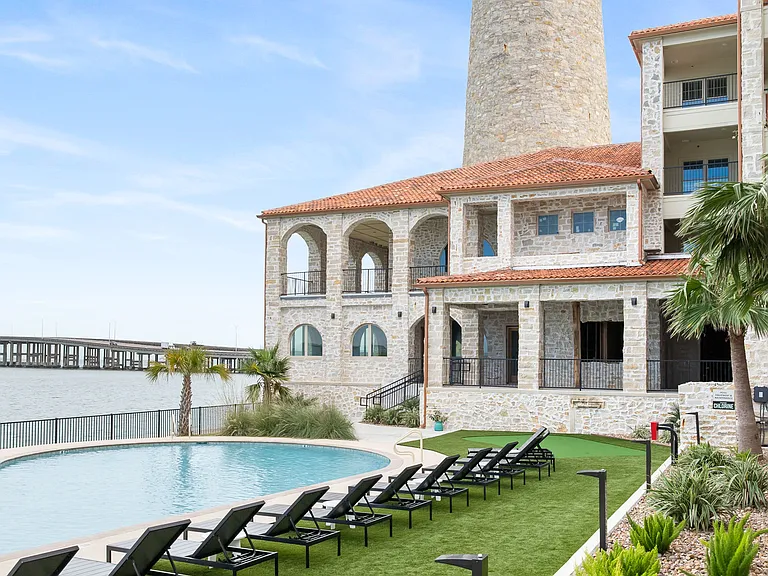 Lighthouse Pointe — Photo 1
