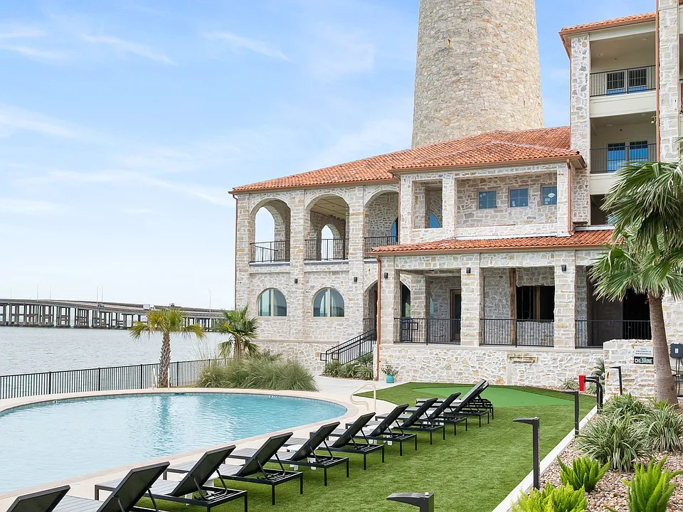 Lighthouse Pointe