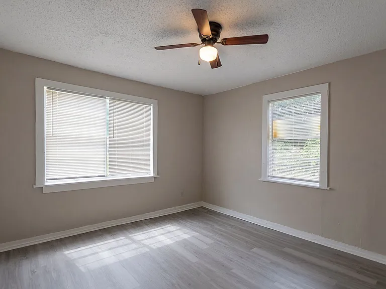 413 Montgomery St — Photo 10