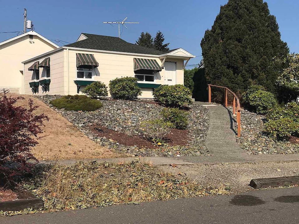 5110 N. Visscher sits up on a hill and looks over neighborhood. Visitor parking is in front.