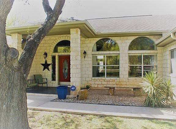 5th image of 305 Shadywood Ln