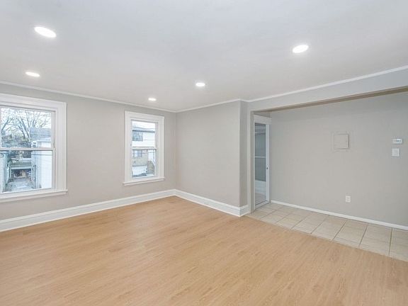 4th image of 25 Henry St #2