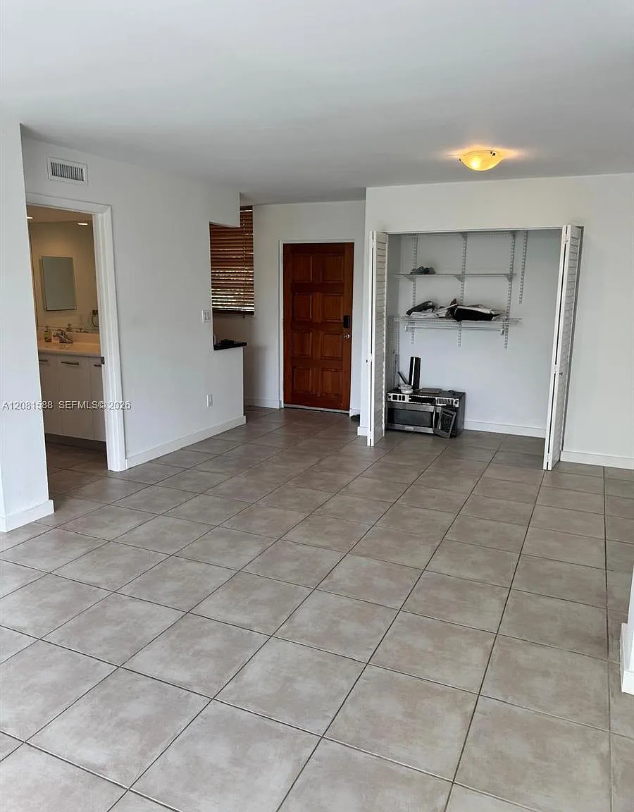 Nirvana Condo No One Cond — Photo 3