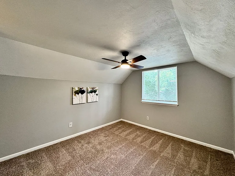 1423 Goldfinch Ln — Photo 34