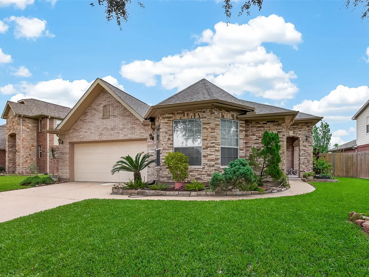 4 bed, 2.0 bath, 2265 sqft, $2,400 — Photo 3