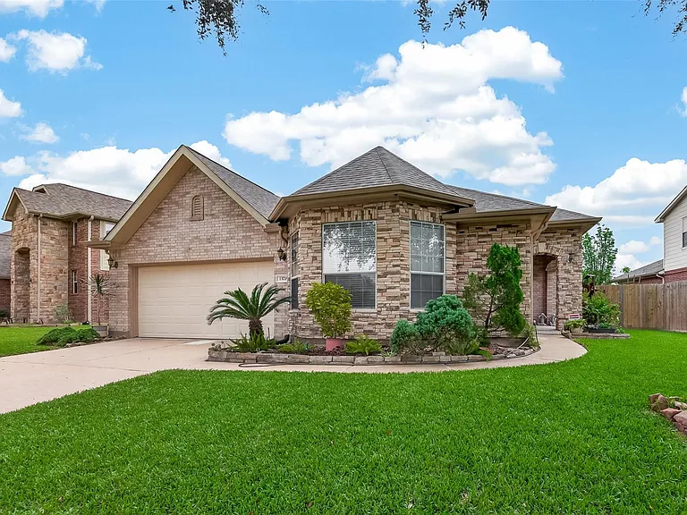 13719 Saxony Dr — Photo 3