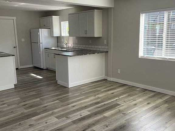 5th image of 2895 Kincaid St