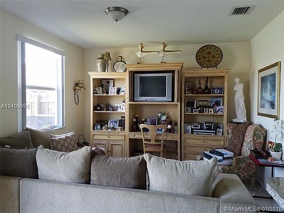 5th image of 953 NE 42nd Ave #953