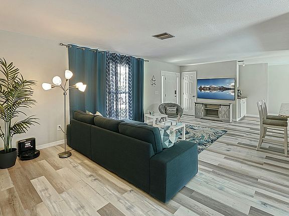 3rd image of 2424 Rosa Ln