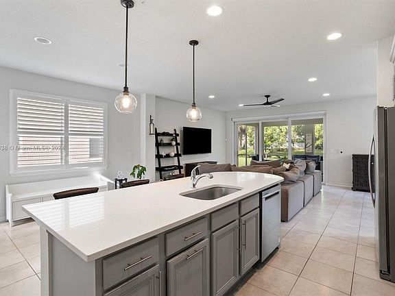 3rd image of 1036 Banyan Dr