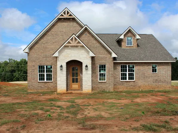 135 W Cupit Way, Gladewater, TX 75647