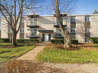 320 N Slusser St APT 8, Grayslake, IL 60030