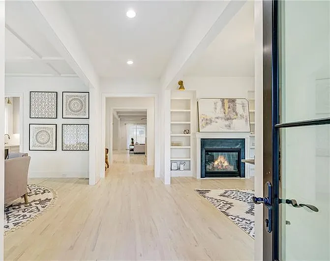 5 bed, 5.5 bath, 5110 sqft, $20,000 — Photo 3