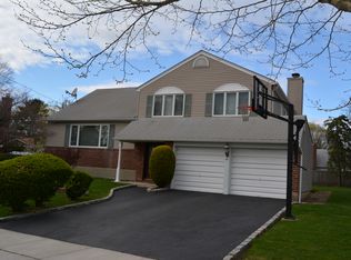 44 Robert Cir, Syosset, NY 11791