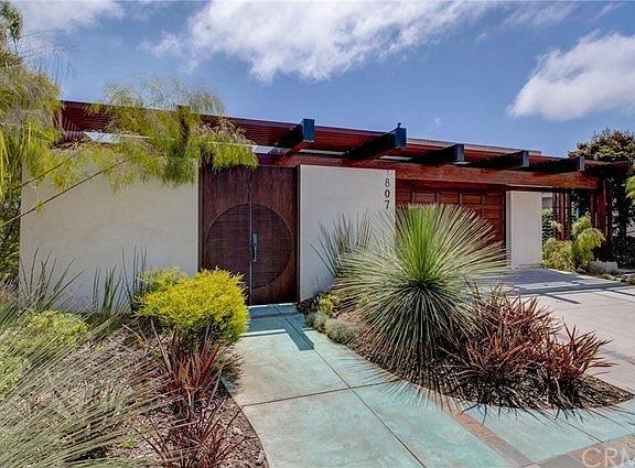3rd image of 807 N Paulina Ave