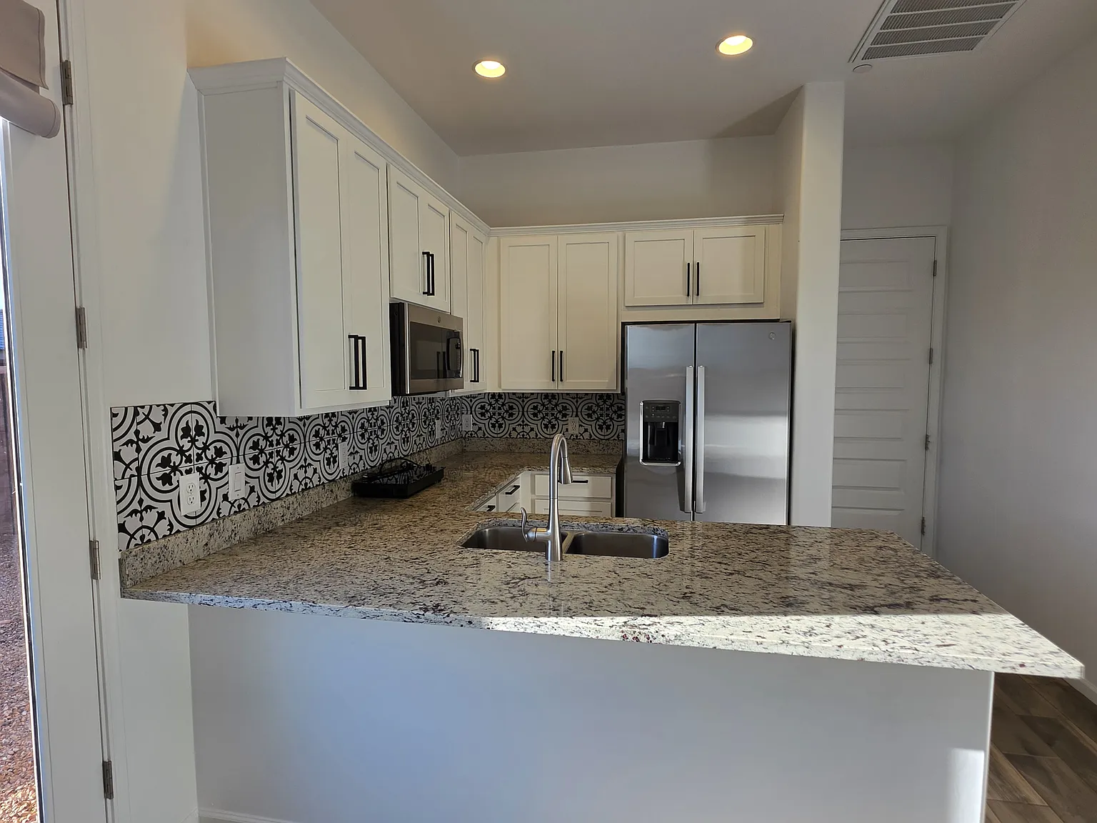 1 bed, 1000 sqft, $1,750 — Photo 2