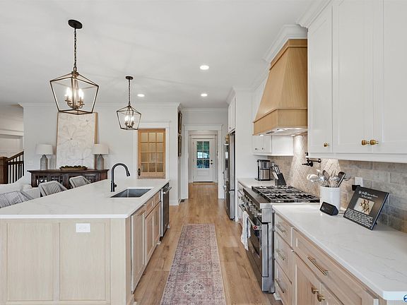 5th image of 221 Oakcrest Dr