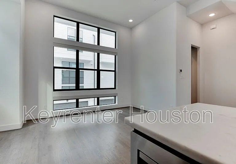 2928 Lamar St — Photo 9