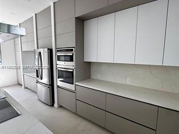 2nd image of 3204 Plaza St #0