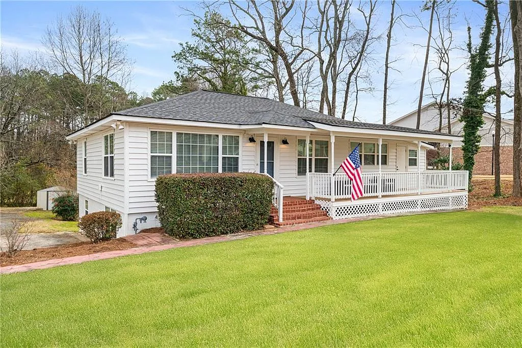 4 bed, 2.0 bath, 2240 sqft, $3,795 — Photo 3