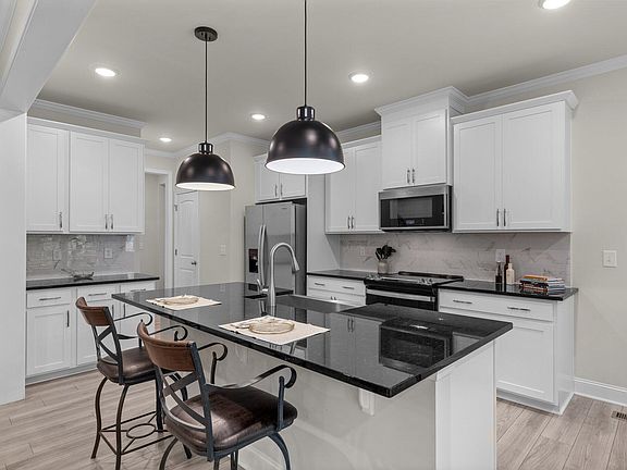 4th image of 220 Karlov Rd