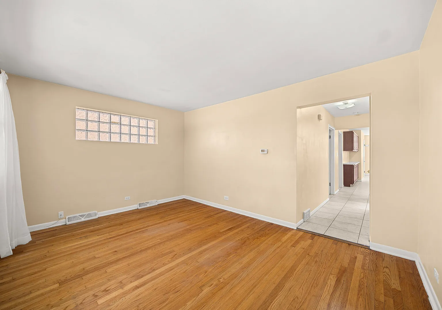 3 bed, 960 sqft, $2,100 — Photo 4