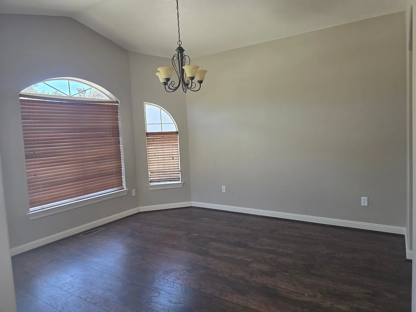 Large 3 bedroom plus Office - cats okay - Short Term okay — Photo 3