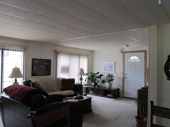 Entry/Living Room