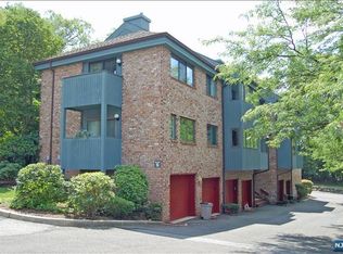 234 Indian Hollow Ct, Mahwah, NJ 07430