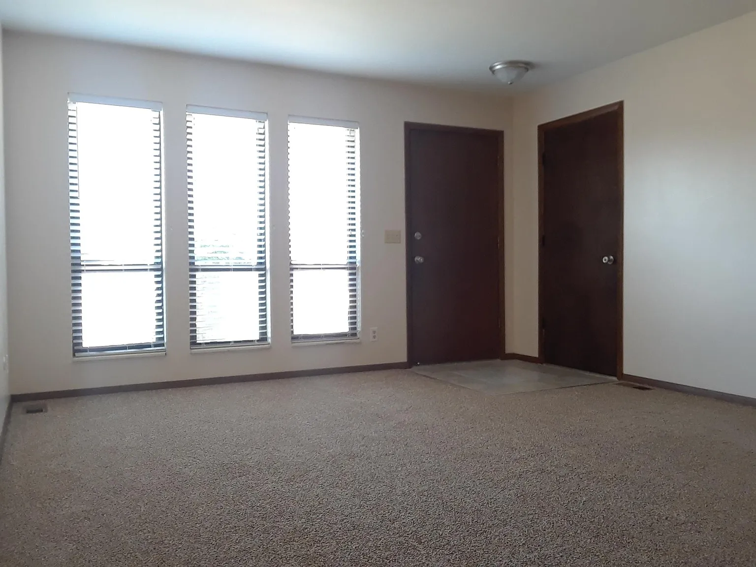 3 bed, 2200 sqft, $1,600 — Photo 4