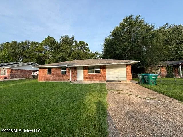 709 Shirley Dr — Photo 1