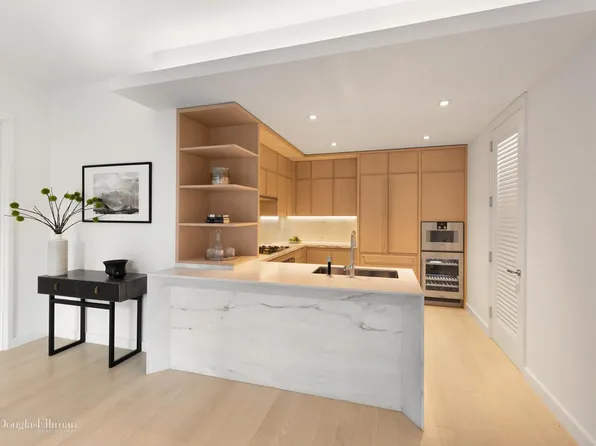 138 East 50th Street image 1 of 22