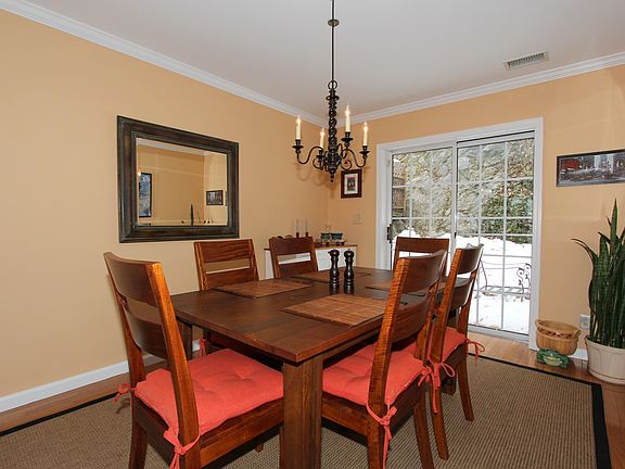5th image of 302 Watch Hill Dr