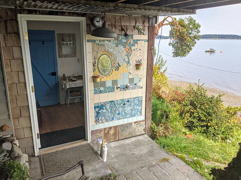bathroom 2 with outdoor shower